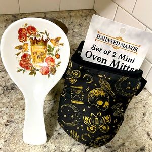 Skull kitchen 3 piece set oven mitts & spoon rest